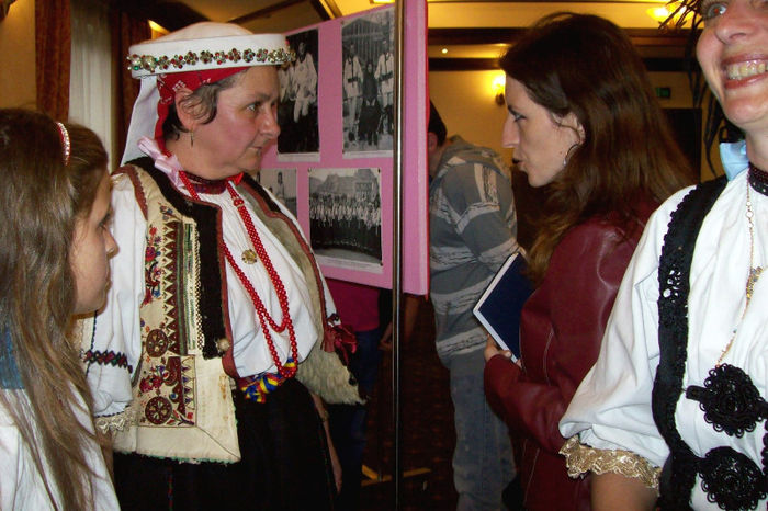 100_8419 ANICUTA LASCU DĂ UN INTERVIU YIARULUI LOCAL  JURNAL DE SIGHISOARA .