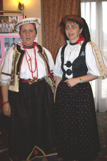 100_8417 IN FRUMOASELE COSTUME POPULARE ROMANESTI ANICUTA LASCU SI DANIELA ITU .
