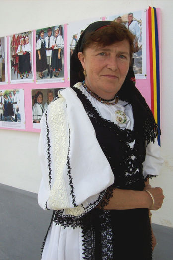 100_8713 NEVASTA DIN PALOŞ IMBRACATA ÎN FOTE ,IIE,LĂIBĂREL ŞI LEGATĂ PE CAP CU NAFRAMA CU BUJORI ...