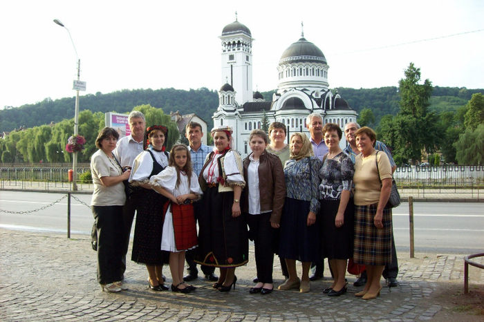 100_8517 UN GRUP DE PALOŞENI DUPA SPECTACOL ,ÎN FUNDAL CATEDRALA ORTODOXĂ DIN SIGHIŞOARA .