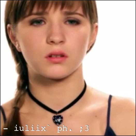 - * intră plângând , dar își șterge repede lacrimile ;3 * hey . - x salonul sarei _ tralala _ xo