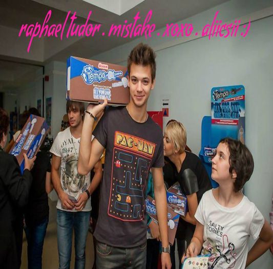 ;; [inchide telefonul putin trist] va bat eu pe amandoua ;3