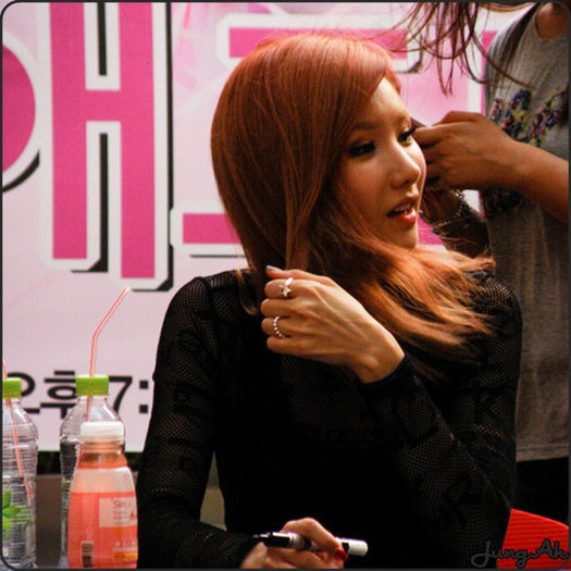 • Ma gandeam..cum sa fac pace in lume..:)) Glumesc..ma plictisesc..:-<