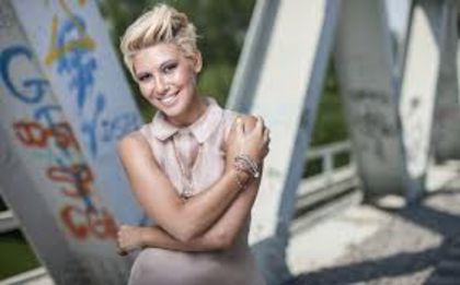 Poftim! i.g. (Yes!) cry*(se prefacea)