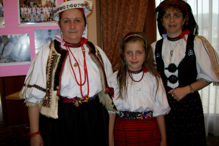 100_8418 - ANUNTUL SIGHISOARA 26 IUNIE 2013 EXPO-FOTO  CU PORTUL POPULAR ROMANESC DIN SATUL PALOS ARDEAL