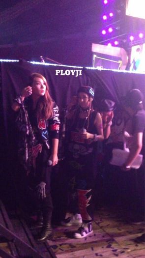 fanpic cl and dara backstage