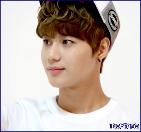 x. *se așează lângă ea* Ce faci? ;;) Cum a fost? :o3.