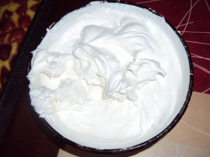 spuma batuta cu zahar- bezea