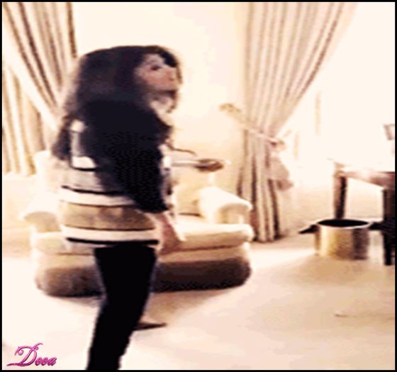 Gluumeesti? :O Am fost pe o scena ! Nu in baie ! :O Nu pot sa cred O,O - lll --- Partea 4 --- lll