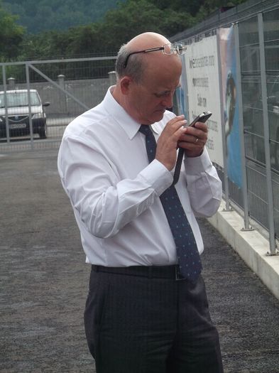 ......Mai bine chem un prieten