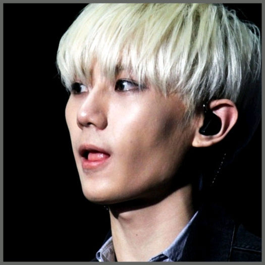 [(:] ..:-? ..da, nu vezi.. am si albit. :-< ..:)) [se aseaza pe fotoliu] ..