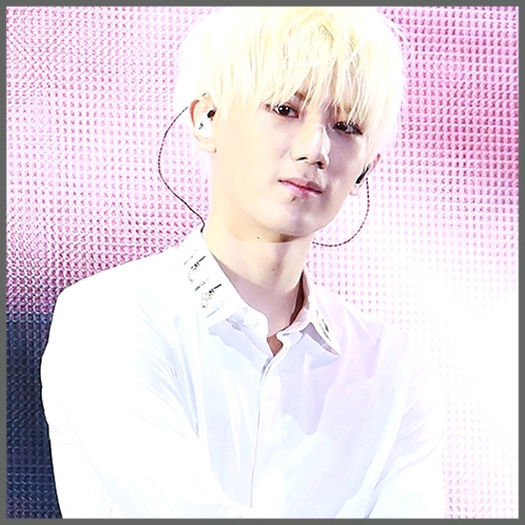 [(:] ...:-? ..Posibil. :-? ..:)) ..[uitandu`se spre bagaje] Krystal.. te muti aici?