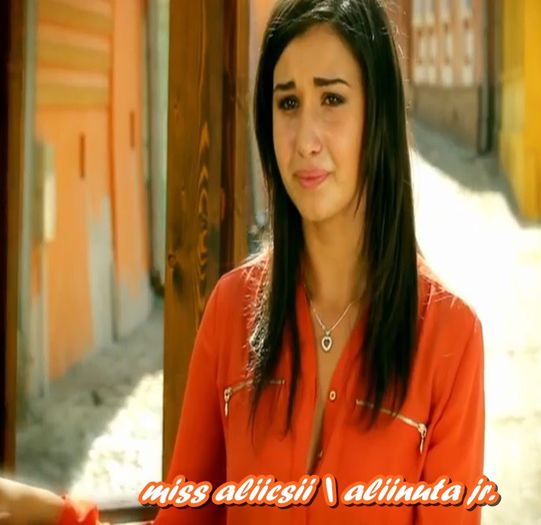 ;; ia mana de pe mine, te rog ;-ss [planagnd in hohote]