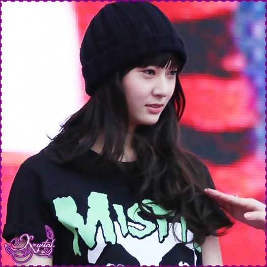 |< .. Nu stau pe asa ceva. :-j .. Lasa..gasesc eu o camera..voi nu stiti oricum nimic. 8-| ..