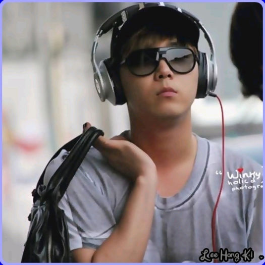 << ..[intra] See`ya. [se aseaza pe canapea] Cum de sunteti la ora asta? :))