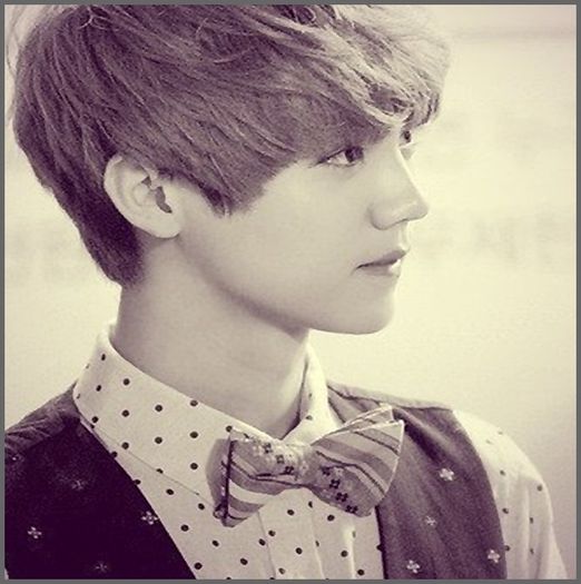 (LH) Din paca..;se uita la Krys , se aseaza pe canapea;