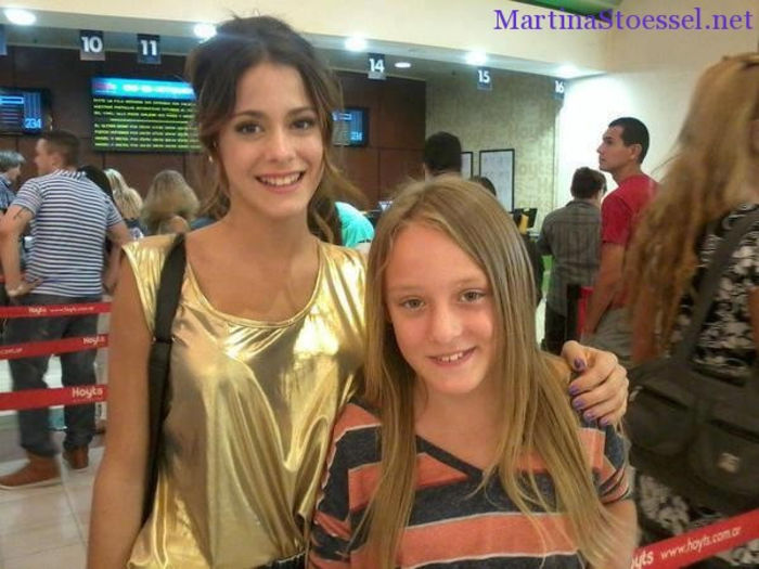 Martina-Stoessel-fotos-con-fans-3 - Poze Martina Stoessel cu fanii