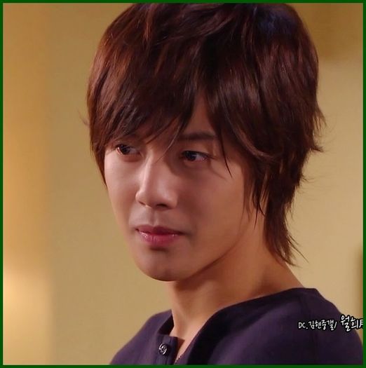 (HJ) ..(trece pe langa canapea, ii ciufuleste putin parul lui Krys , pleaca) .. :)) ..