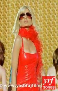 Buna, baby. O tequila pentru bomba in rochie rosie aici de fatza