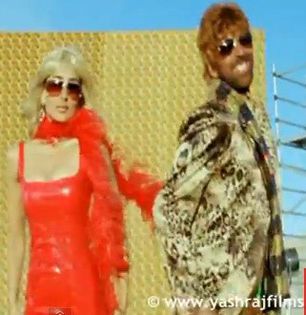 A - *canta si dansa* Vrea gagica mea la mare ca e alba pe picioareee.. hop hop :)))