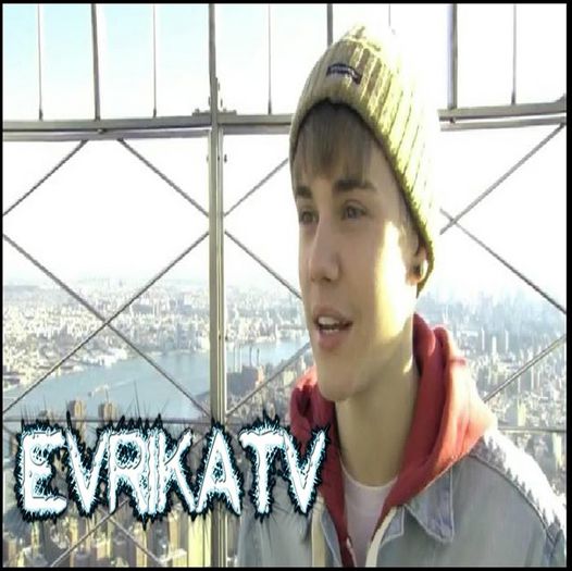 - [ izbeste un tocilar de perete] esti cu mine in clasa?