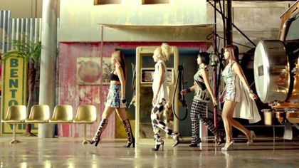 2NE1-Falling-in-Love-M-V-screencaps-2ne1-34955207-500-281