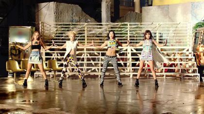 2NE1-Falling-in-Love-M-V-screencaps-2ne1-34955337-500-281