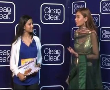 00_01_43 - sara khan24