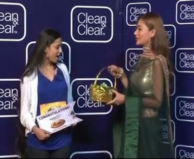 00_01_56 - sara khan24