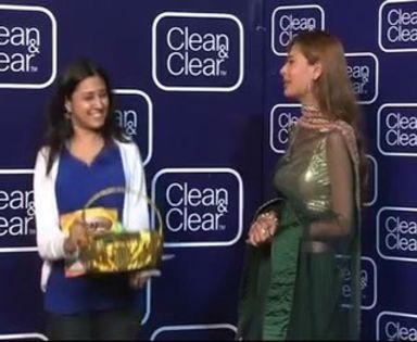 00_02_03 - sara khan24