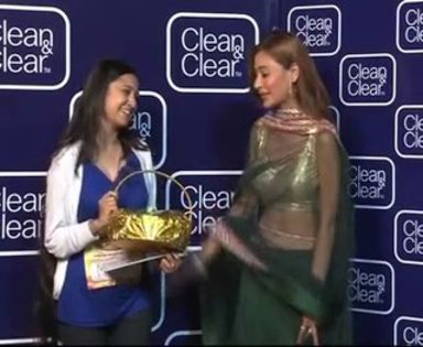 00_02_04 - sara khan24