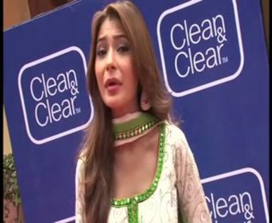 00_02_10 - sara khan24