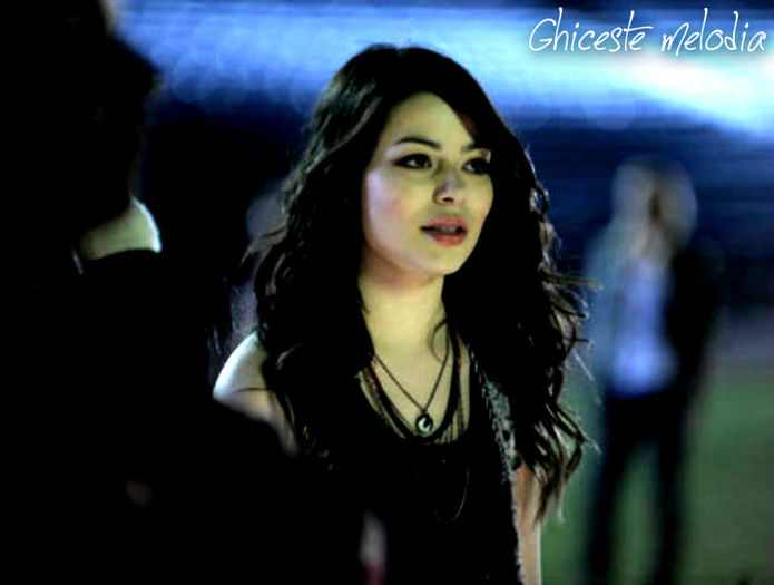 se numeste Miranda Cosgrove- "Dancing Crazy"