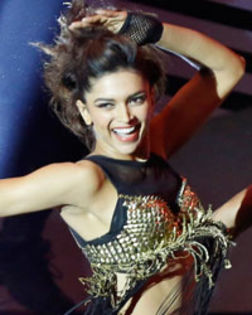 iifa-awards-2013-28_th - Poze cu Deepika Padukone pe care le ador