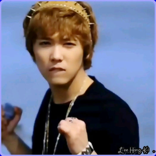 << [danseaza pe acolo; se opreste] Aaa.. gata? :-< ...Super. :> Te pricepi. :> Care urmeaza? :>