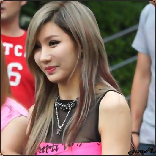 • Si..bonus..stai cu machiajul ala..pana la sfarsitul jocului..:))