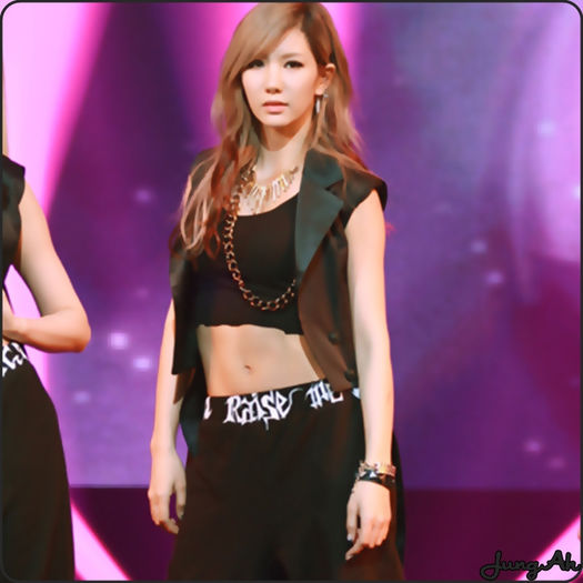 • [coboara] Aaa..ai rujul..ok..:)) [ii da fardul] Incepe, Picasso :)) [se aseaza pe canapea]