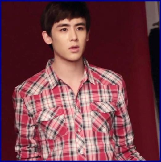 ;> #Se apropie incet de ea. Ce s-a intamplat..?.. - X - x - Minki - x - X