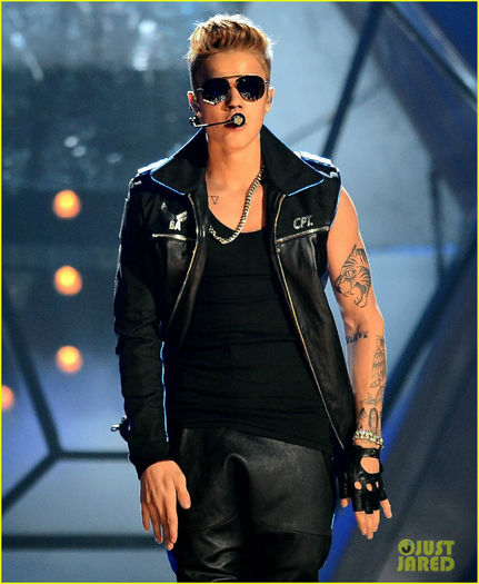 justin-bieber-billboard-music-awards-2013-performance-video-01 - Justin Bieber