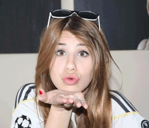 lucia te envia un besito - Lucia Gil