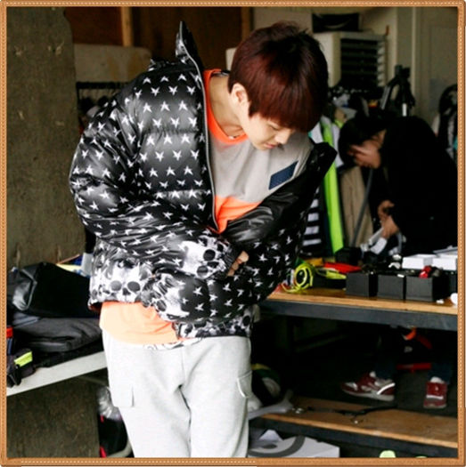 [:X] ...(se ridica, merge langa scara) OPPA HYUNSEUNG! IUBITA`TA TIPA LA MINE! ESTI ACOLO?!