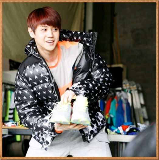 [:X] ..Bine. :)) (intra cu Bora) ...Suntem logoditi. (aratand spre `inelul` Borei) ..;;) - l - x - Episodul 62 - x - l