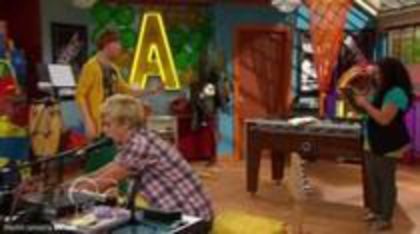 54866625_VOEJIUQ2 - Austin And Ally