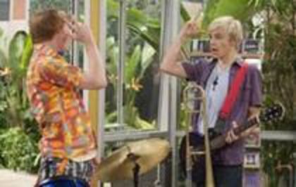 54866626_OPPXYBV2 - Austin And Ally