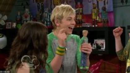 54884132_XHUIHMV2 - Austin And Ally