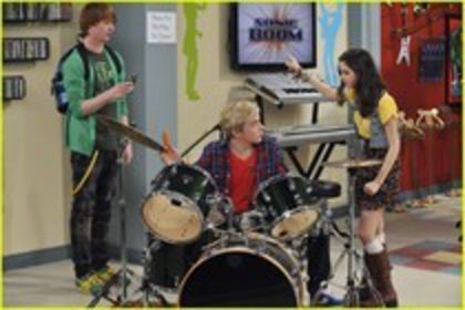 54928538_KWRMKRH2 - Austin And Ally