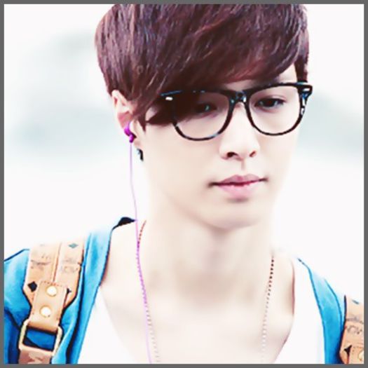 (LAY) ..Imi pare rau,de data asta nu :-s Juni? Okey.. imi spui pe drum..Bye :-h .