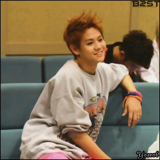 [:X] ...Okey. :) ..[se pune pe canapea] ..(:| ..Aaah... [se intinde]