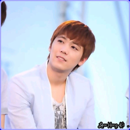 << Bine atunci, facem altfel. :)) ..[se duce in spatele ei] ..Ce e acel ceva? :))