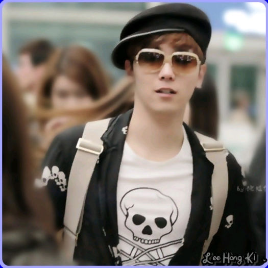 << ..Aaa.. [se uita la ea] te uitai la mine? :)) ..Eu ma intreba de ce razi. :-? ..:))